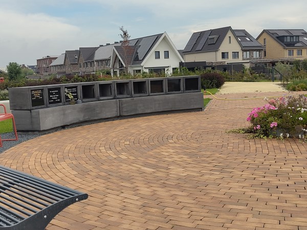 Urnenmuur in gebruik